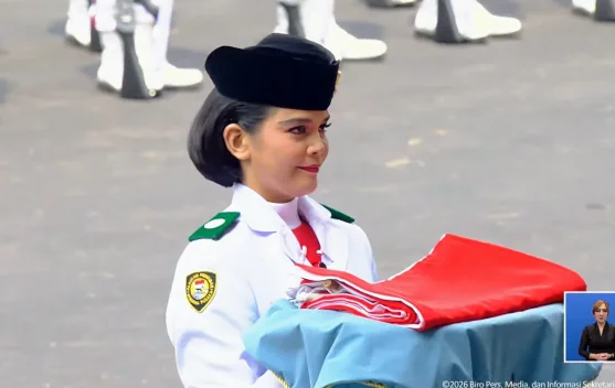 Celina Olivia membawa baki bendera Merah Putih di Istana Merdeka dalam upacara 17 Agustus 2026
