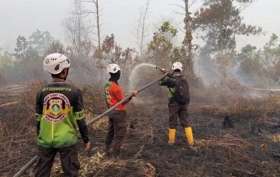 Personel Polda Kalbar melakukan pembasahan lahan di Desa Limbung, Kubu Raya untuk mencegah karhutla
