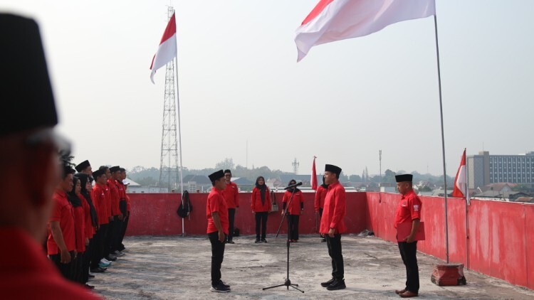 Upacara peringatan HUT ke-81 Republik Indonesia di Blitar dengan peserta upacara dan pimpinan setempat