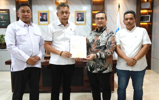 Bupati Mamuju Tengah menyerahkan salinan sertifikat lahan kepada Wakil Menteri Sosial di kantor Kemensos