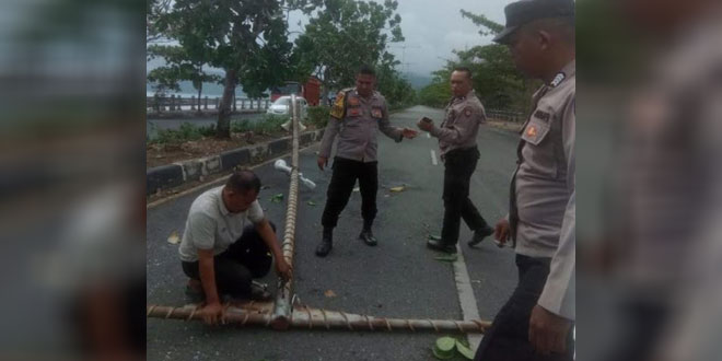 Tiang lampu dan perangkat CCTV roboh di kawasan Ulee Lheue, Banda Aceh setelah angin kencang