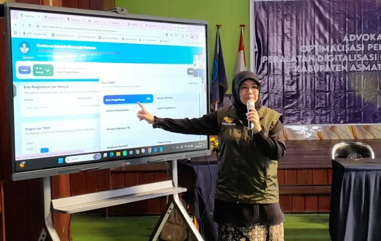Guru mengikuti pelatihan penggunaan Papan Interaktif Digital di Agats, Kabupaten Asmat