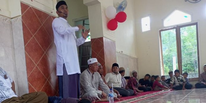 Warga mengikuti lomba dan makan bersama peringatan HUT RI ke-81 di Gampong Lamgirek