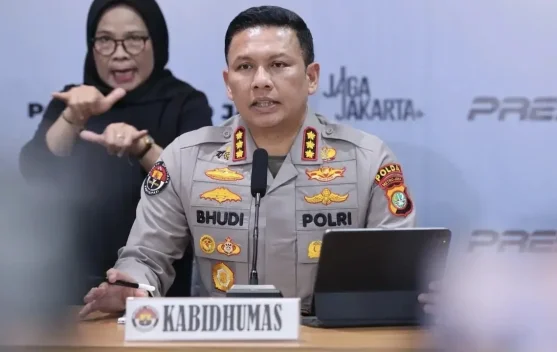 Polisi berjaga di sekitar Gedung DPR menjelang demo