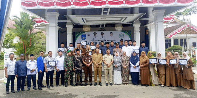 Wali Kota Langsa menyerahkan Baitul Mal Award di Pendopo Wali Kota Langsa