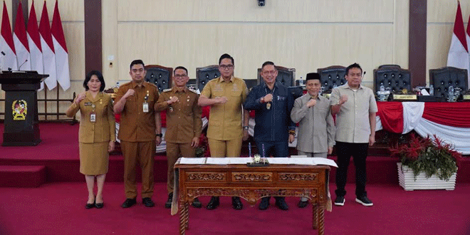 Wali Kota Medan dan DPRD saat penandatanganan KUA-PPAS di Gedung DPRD