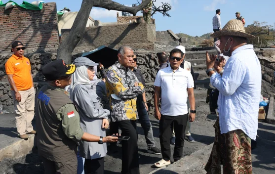 Pemandangan Desa Adat Sade yang terdampak kebakaran dan upaya rekonstruksi