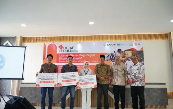 Pelaku ekonomi kreatif menerima pendampingan dan bantuan modal pascabencana di Aceh Tamiang