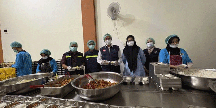 Petugas BBPOM dan Labkesmas melakukan pemeriksaan dapur SPPG di Aceh Besar