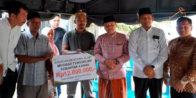 Penyerahan bantuan Baitul Mal Aceh kepada keluarga korban bencana di Aceh secara simbolis