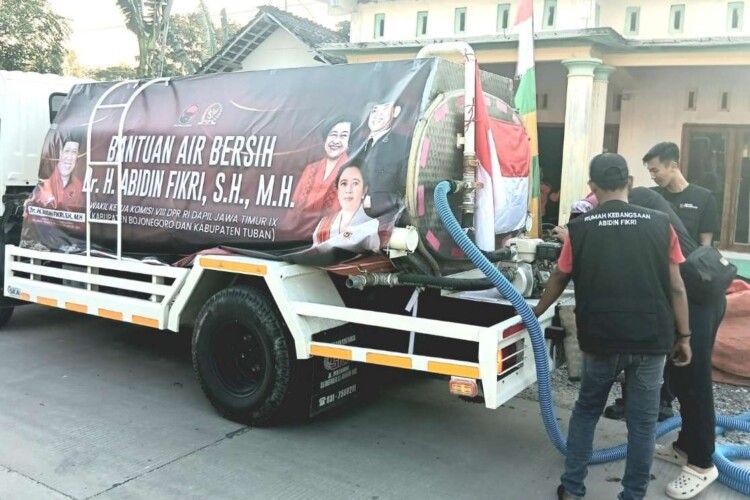 Tangki air menyalurkan 10.000 liter ke warga Sumberjo Kidul, Bojonegoro