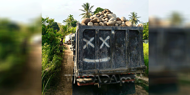 Jalan rusak akibat dilalui truk proyek tanggul di Langsa