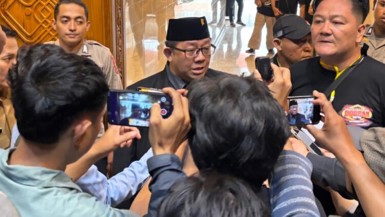 Yordan M. Batara Goa berbicara di depan guru tentang moderasi beragama di Surabaya