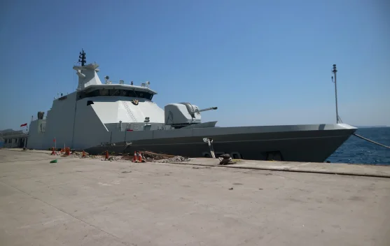 KRI Bung Hatta sandar untuk mengangkut bantuan logistik di Pelabuhan Reok