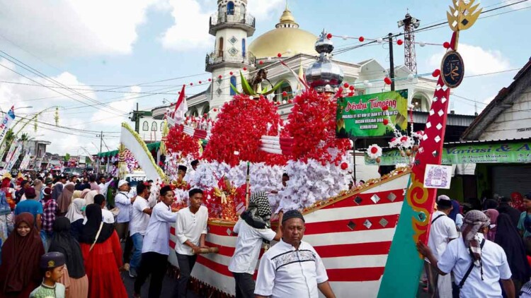 Pawai Endog-endogan di Desa Kembiritan Banyuwangi dengan peserta membawa hiasan telur