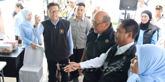 Bupati Sergai berdiskusi saat kunjungan pengukuran stunting di Posyandu Cempaka