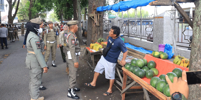 Kerumunan angkringan di salah satu taman pusat kota Binjai pada malam hari