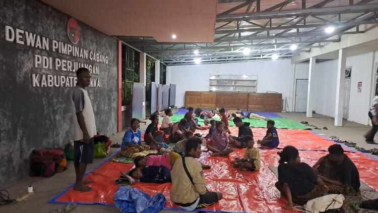 Sekretariat PDI Perjuangan dijadikan posko pengungsian untuk korban gempa Flores