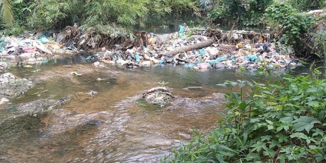 Ilustrasi sampah di sungai yang mencemari lingkungan