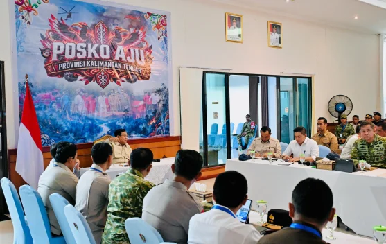 Petugas memadamkan kebakaran hutan di Kalimantan Tengah, 2026