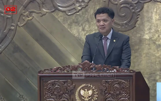 Aktivis AMPB menyaksikan pembahasan RUU Perampasan Aset dari balkon ruang paripurna DPR