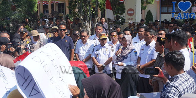 Sekda Langsa menerima aspirasi warga di depan kantor Wali Kota
