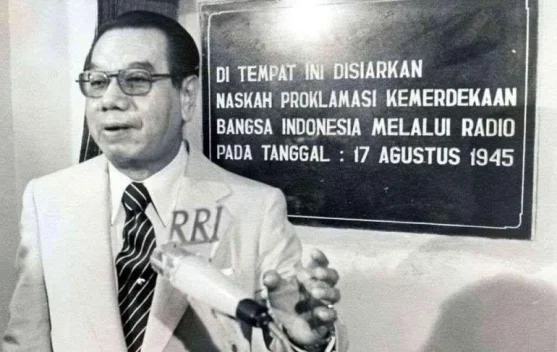 Radio tua pemancar gelombang pendek yang mewakili siaran Proklamasi 1945