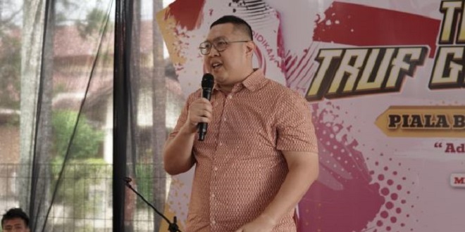 Pemberian piala Turnamen Truf Graha Kirana oleh H Palacheta di Medan