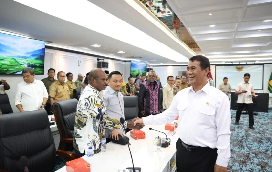 Petani Kolaka menunjukkan gabah dan perhiasan emas sebagai simbol peningkatan pendapatan