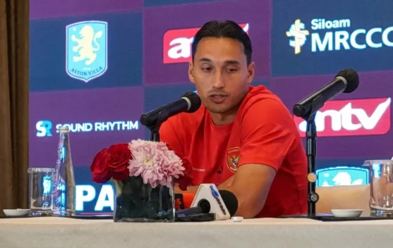 Ezra Walian bersiap jelang laga di Stadion Utama Gelora Bung Karno