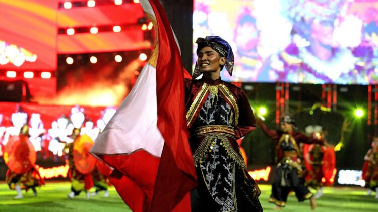 Penari tari kolosal "Wonderful of East Java" tampil di Gelora Bung Tomo menyajikan tarian tradisional Jawa Timur