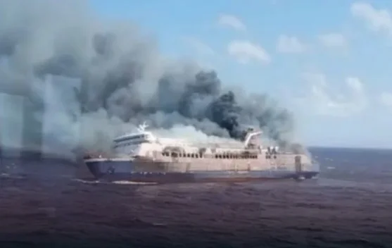 Evakuasi korban kebakaran KM Mutiara Sentosa II di Pelabuhan Kalianget