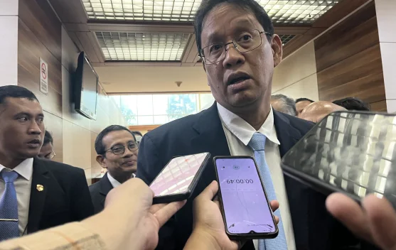 Menteri Keuangan Purbaya Yudhi Sadewa memberi keterangan di Kompleks Parlemen Senayan