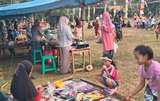 Pedagang UMKM berjualan di lapangan saat perayaan HUT RI di Sidodadi