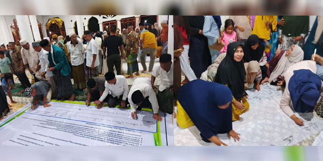 Warga Air Sialang menandatangani petisi penolakan tambang di Masjid At-Taqwa