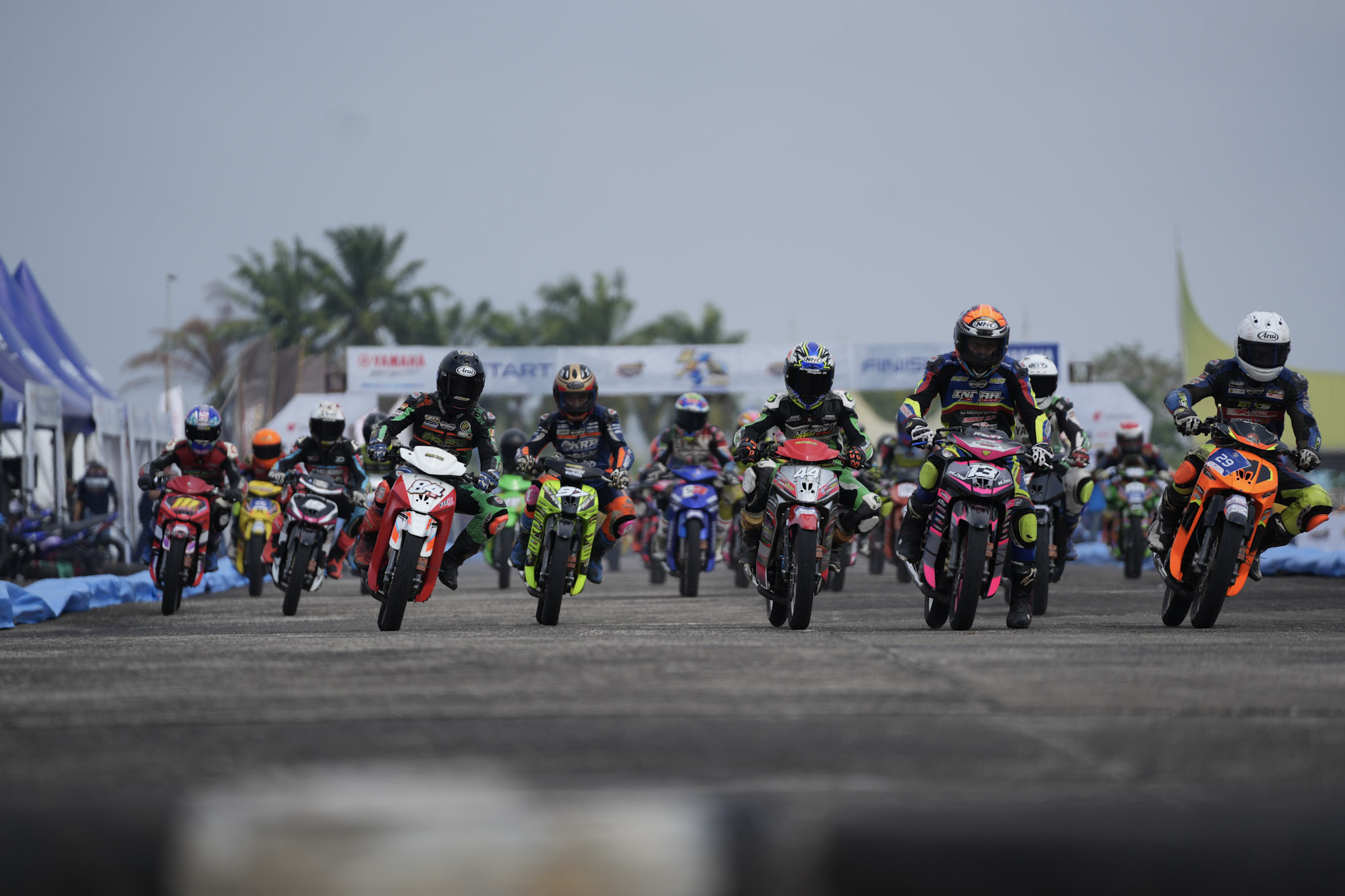 Suasana Yamaha Cup Race 2026 di Area Lanud Sutan Sjahrir Padang dengan penonton dan pembalap