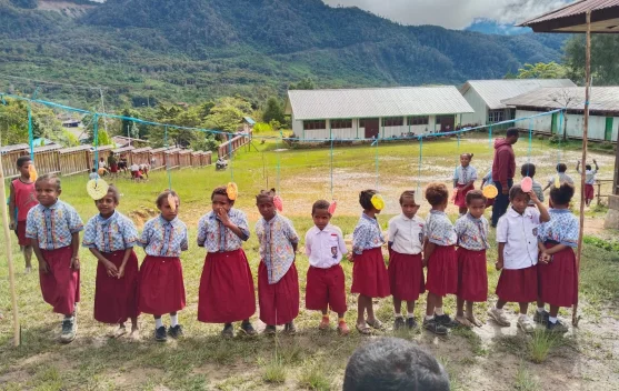 Anak-anak mengikuti lomba makan kerupuk saat perayaan kemerdekaan, simbol perjuangan dan kebersamaan