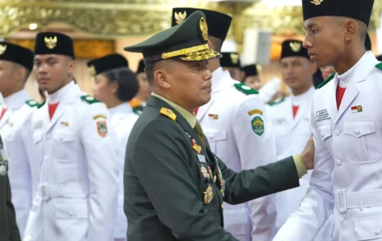 76 Paskibraka Tim Indonesia Berdaulat mengibarkan bendera di Istana Merdeka