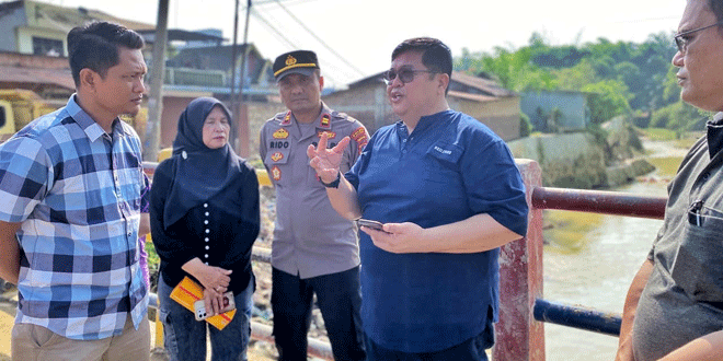 Sekda meninjau lokasi banjir Pasar Bawah Serbalawan bersama pejabat setempat