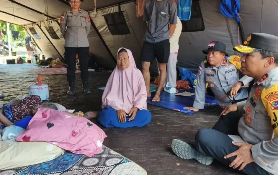 Evakuasi pengungsi dan kerusakan bangunan pascagempa di NTT