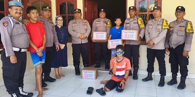 Personel Polsek Siantar Marihat menyerahkan bantuan ke panti asuhan menjelang HUT RI ke-81