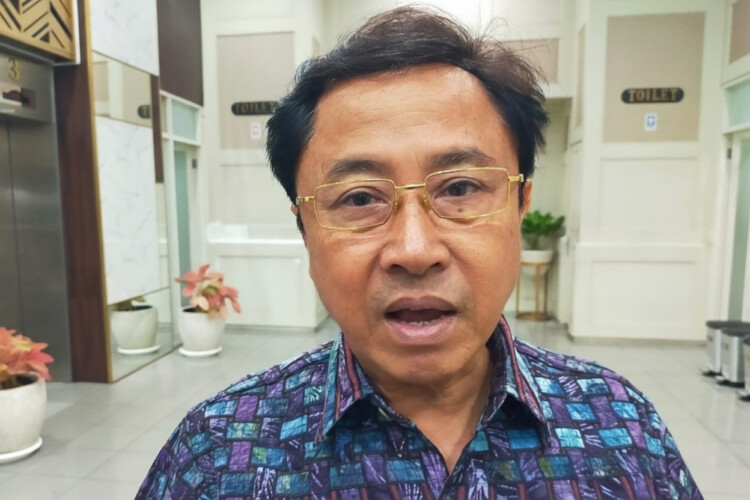Pedagang pasar tradisional berjualan di pasar tradisional Surabaya