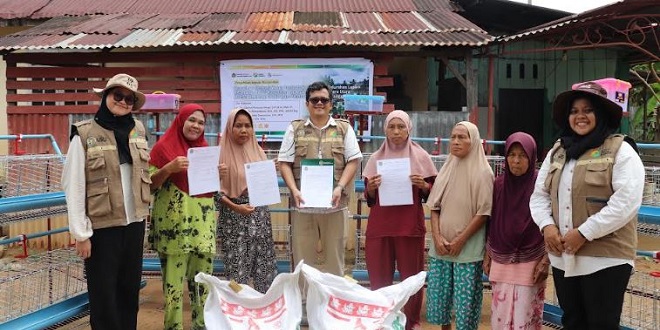 Dosen USU mendampingi warga Lopian beternak ayam petelur di pekarangan rumah
