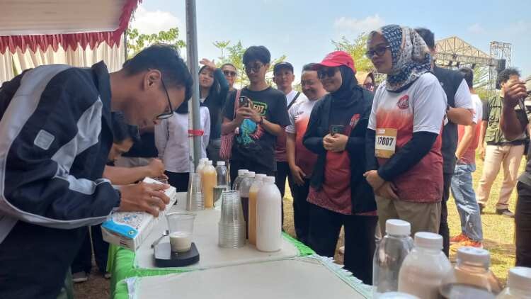 Pelari dan pengunjung Merdeka Coffee Trail Run di Embung Gede Gogoniti, Blitar