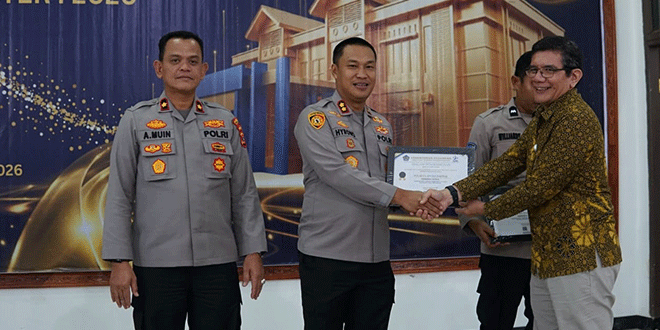 Kapolres Langsa menerima penghargaan KPPN Awards di Aula KPPN Langsa