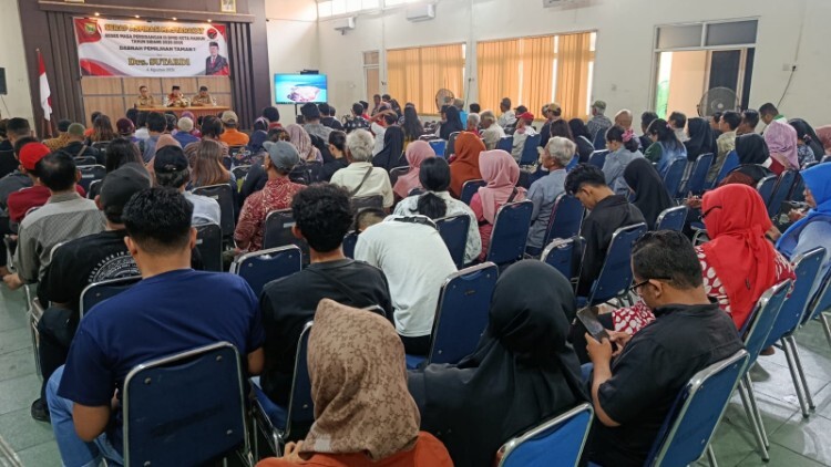 Sutardi saat reses dan sosialisasi Disdukcapil di Kelurahan Kejuron, Kota Madiun