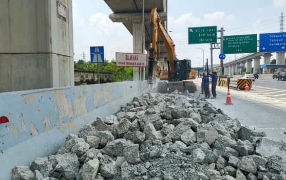 Pekerjaan rekonstruksi perkerasan jalan tol dengan alat berat dan penutupan lajur