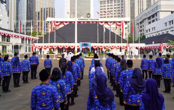 Upacara HUT ke-81 RI di kantor Kemenko Polkam dengan petugas pengibar bendera dari SMA Presiden