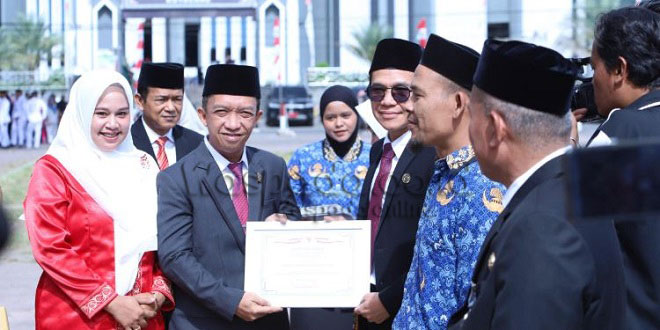 Penyerahan piagam penghargaan RSUD H. Sahudin Kutacane oleh perwakilan Ombudsman pada upacara HUT RI