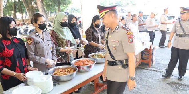 Antrean warga menerima makanan gratis di Warung Polri Presisi Rantauprapat
